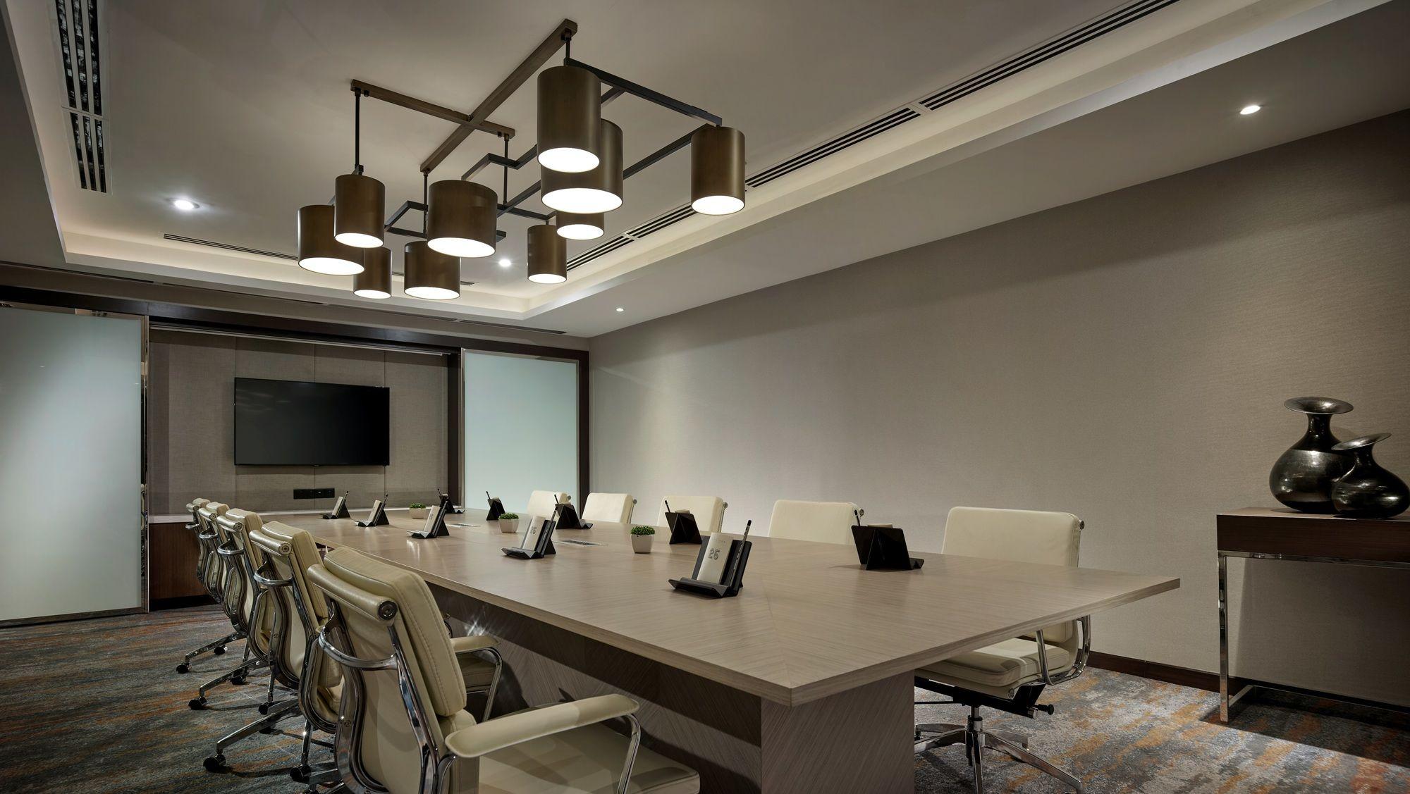 Hotel Stripes Kuala Lumpur, Autograph Collection Ngoại thất bức ảnh A meeting room at the hotel