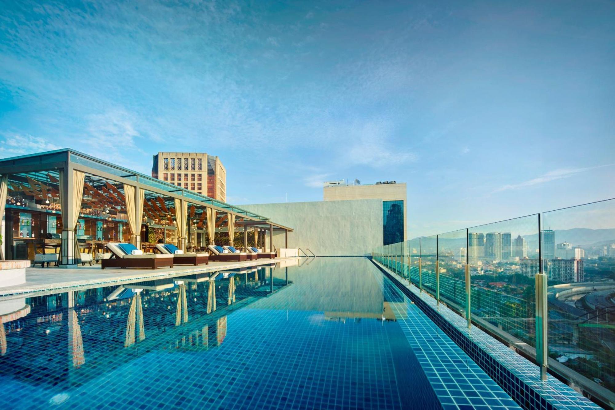 Hotel Stripes Kuala Lumpur, Autograph Collection Ngoại thất bức ảnh The swimming pool at the hotel