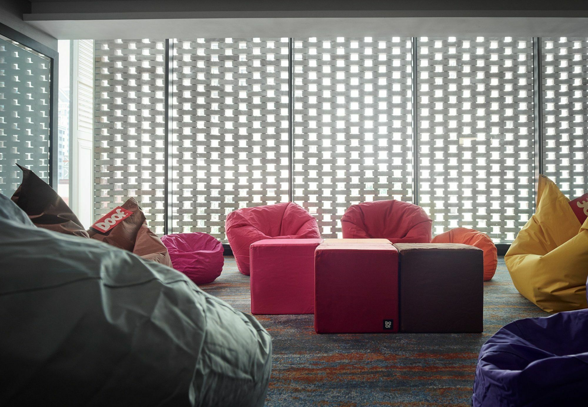 Hotel Stripes Kuala Lumpur, Autograph Collection Ngoại thất bức ảnh Bean bag chairs