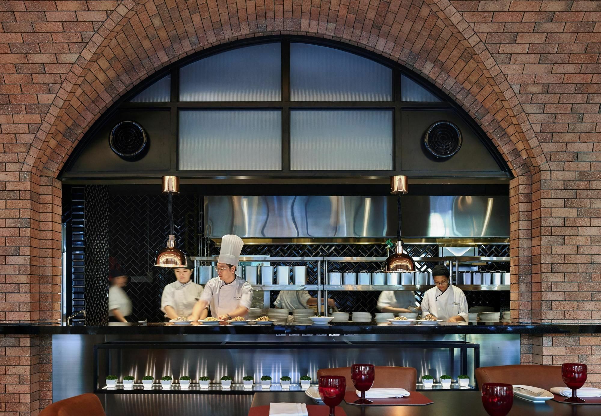 Hotel Stripes Kuala Lumpur, Autograph Collection Ngoại thất bức ảnh The open kitchen at the restaurant